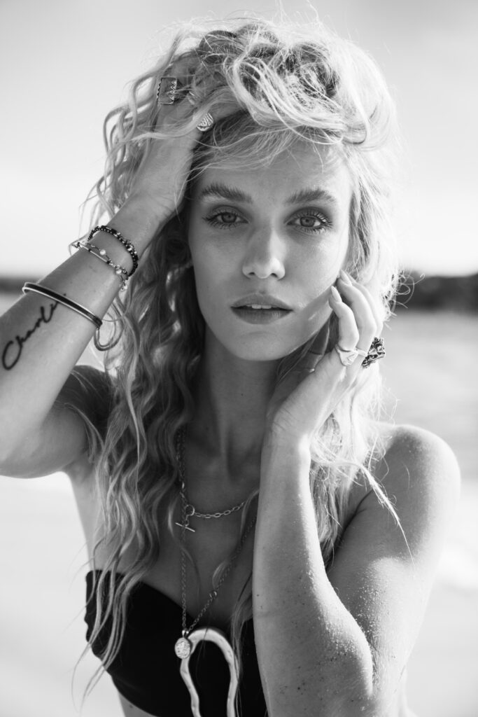 Iveta Maurerová - editorial